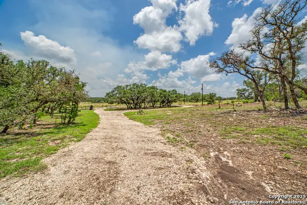 174 Crescent Ridge, Hondo, TX 78861