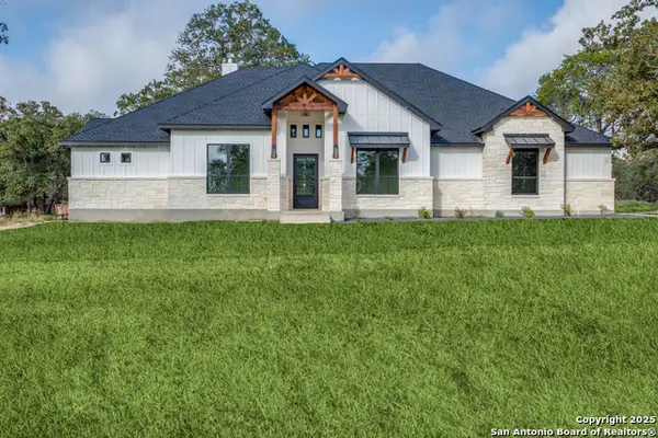 113 Pioneer Trail, Adkins, TX 78101