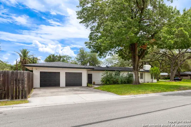 906 E Cedar St, Seguin, TX 78155 - #2