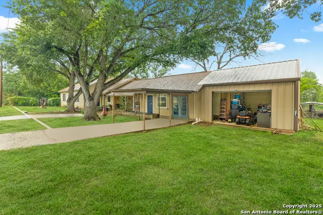 1604 J St, Floresville, TX 78114 - Image #2