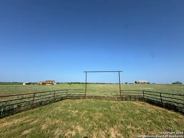 00 Fm 472, Bigfoot, TX 78005