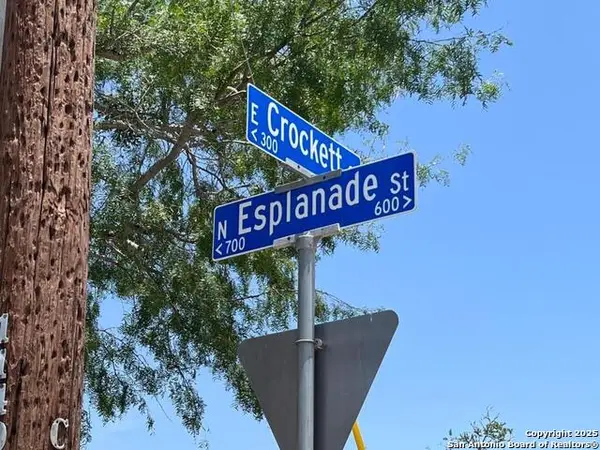 702 Esplanade, Karnes City, TX 78118