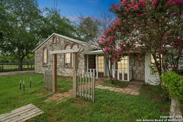 897 Zig Zag, Devine, TX 78016