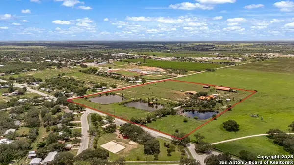 1551 N Windy Knoll, Devine, TX 78016