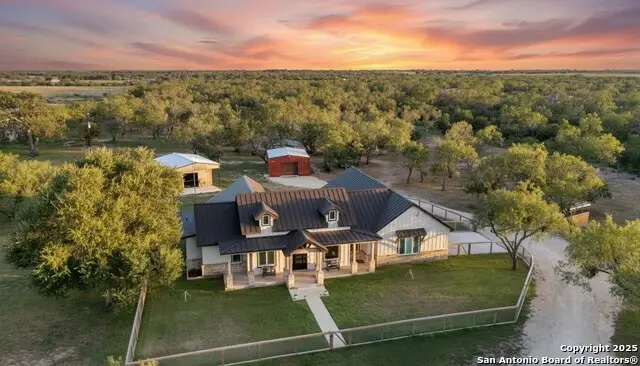 976 County Road 7718, Devine, TX 78016 - Image #1