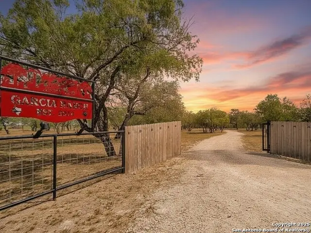 976 County Road 7718, Devine, TX 78016 - Image #2
