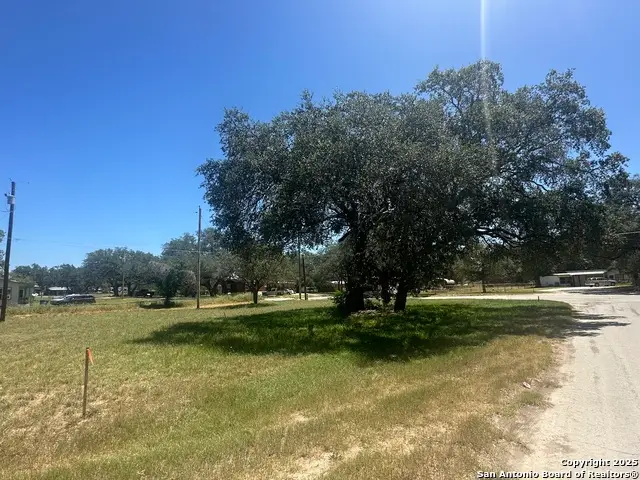 400 Davis, Devine, TX 78016 - Image #1