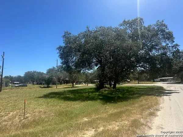 400 Davis, Devine, TX 78016