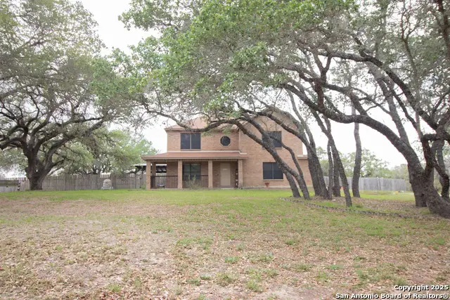 797 Killarney Rd, Floresville, TX 78114 - Image #1
