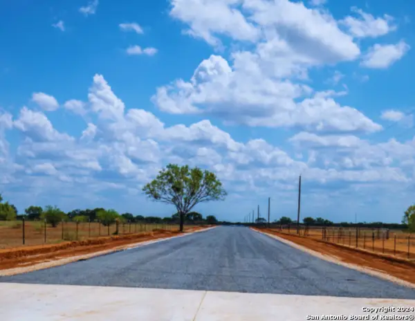 546 Pr Goose Creek Ln, Jourdanton, TX 78026