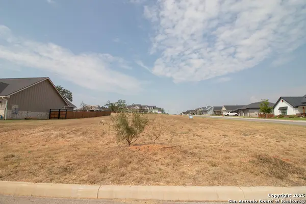 100 Juniper Point, La Vernia, TX 78121