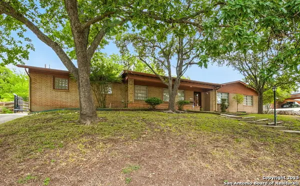 207 E Woodlake Dr., San Antonio, TX 78229