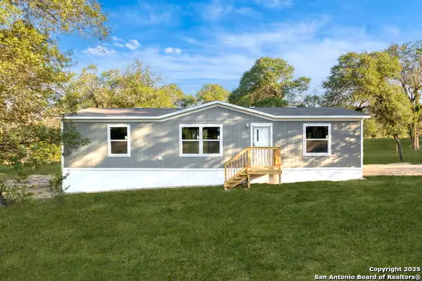 234 Flores Oaks, Floresville, TX 78114