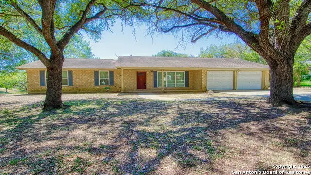 806 F St, Floresville, TX 78114 - Image #1