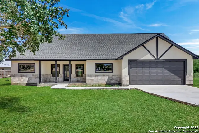 185 E Medium Meadow Dr, Lytle, TX 78052 - Image #1