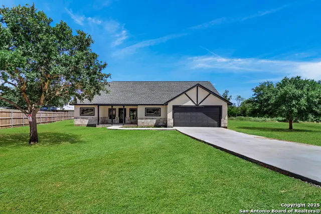 185 E Medium Meadow Dr, Lytle, TX 78052 - Image #2