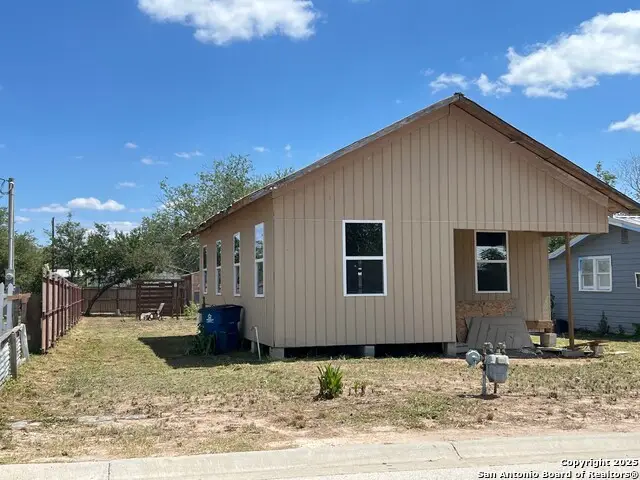 1708 Hackberry St, Three Rivers, TX 78071 - Image #3