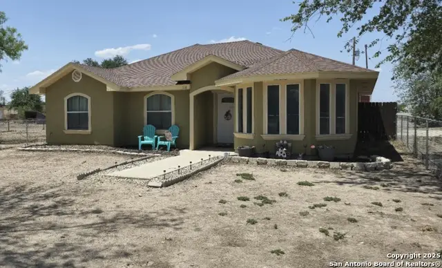 116 W Evlyn, La Pryor, TX 78872 - Image #1