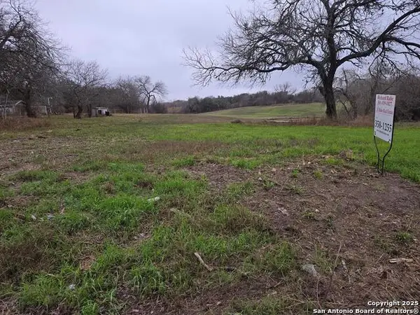 809 W Carter, Beeville,  78102