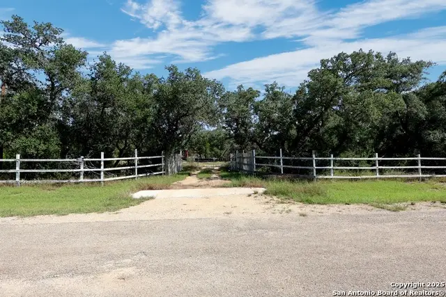 466 County Road 2471, Hondo, TX 78861 - Image #1