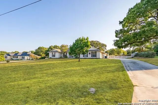 1213 Hillside Oaks Dr, La Vernia, TX 78121 - Image #2