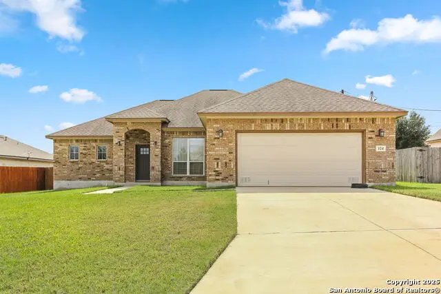 124 Ridgecrest, Floresville, TX 78114 - Image #1