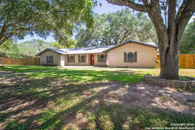 33 Encino Loma, Beeville, TX 78102 - Image #2