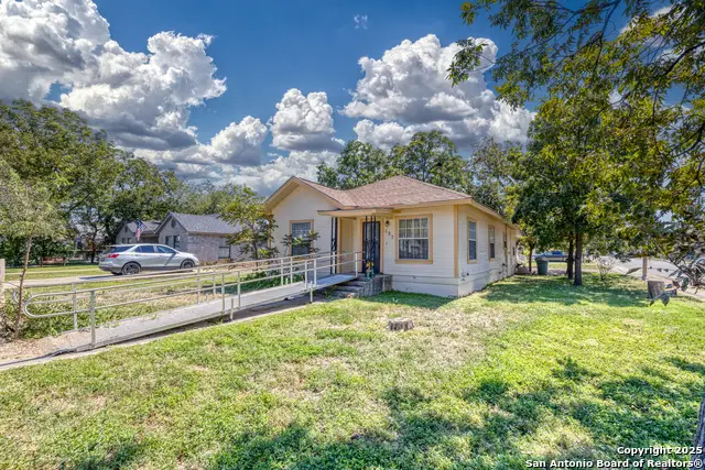137 W Garden St, Uvalde, TX 78801 - Image #1