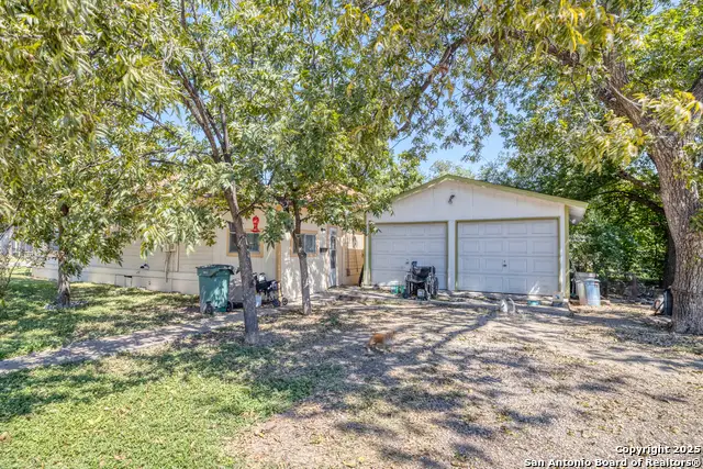 137 W Garden St, Uvalde, TX 78801 - Image #2