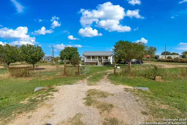 240 County Road 775, Devine, TX 78016