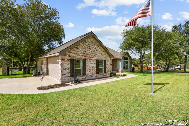 100 W Ashton, Floresville, TX 78114 - Image #3