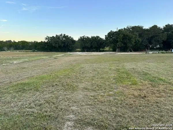 300 Summit Dr, Leakey, TX 78873