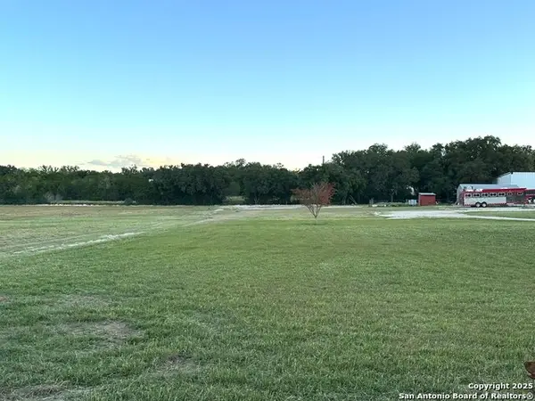 303 Summit Dr, Leakey, TX 78873