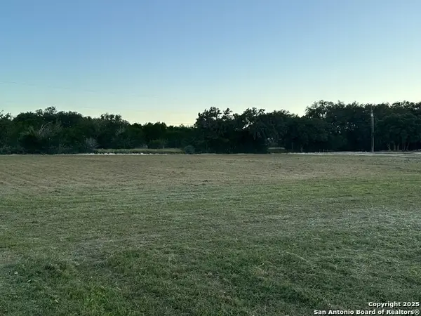 302 Summit Dr, Leakey, TX 78873