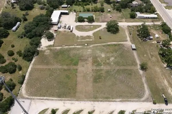 305 Summit Dr, Leakey, TX 78873