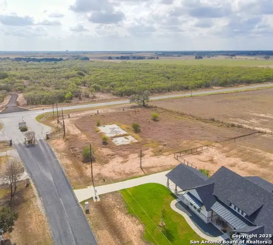 101 Gentle Breeze, Floresville, TX 78114