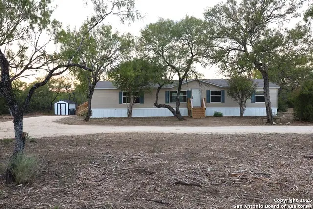 620 East Trail, Pleasanton, TX 78064 - Image #1