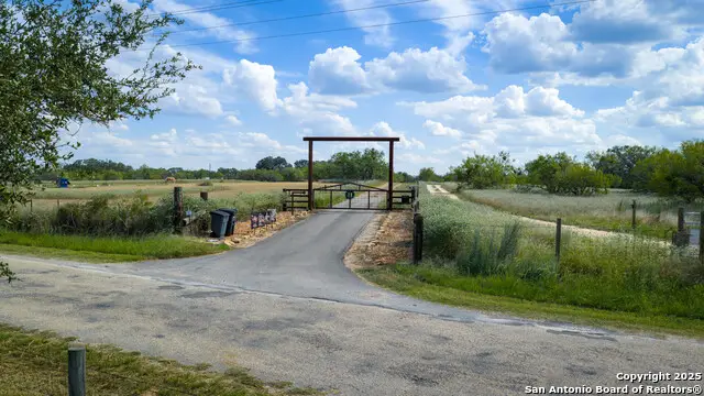 2992 County Road 7711, Devine, TX 78016 - Image #2