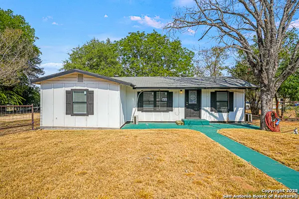 2025 Standish, Floresville, TX 78114