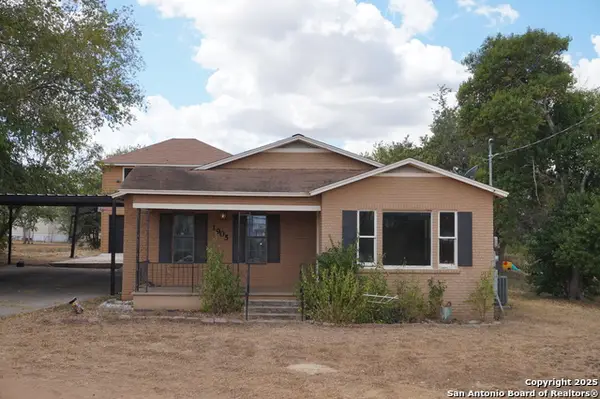 1905 3rd, Floresville, TX 78114