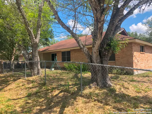 10446 5th, Pettus, TX 78146