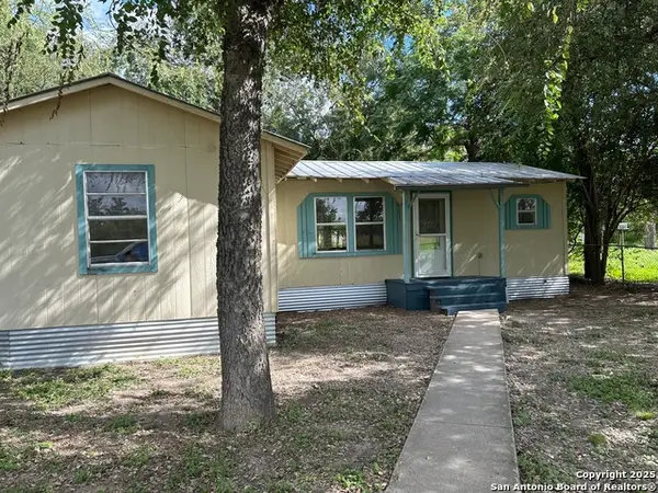 408 E Pacific St, Uvalde, TX 78801