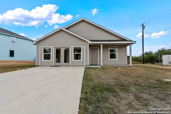 100 Vista View, Floresville, TX 78114