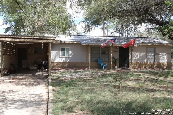 400 Mockingbird Ln, Devine, TX 78016