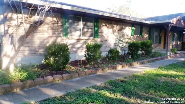 1036 Hilltop Rd, Beeville, TX 78102