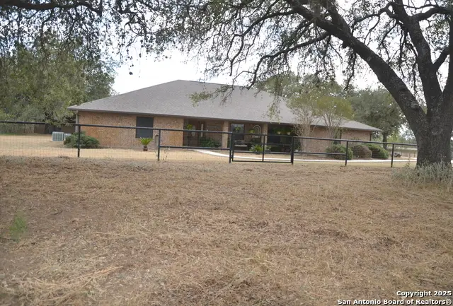 1219 County Road 761, Devine, TX 78016 - Image #2