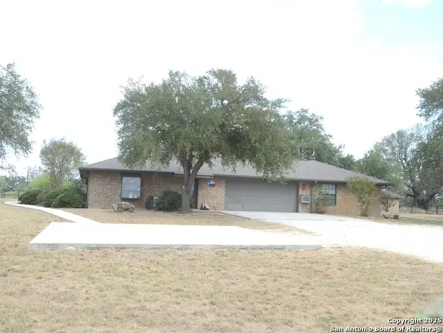 1219 County Road 761, Devine, TX 78016 - Image #3
