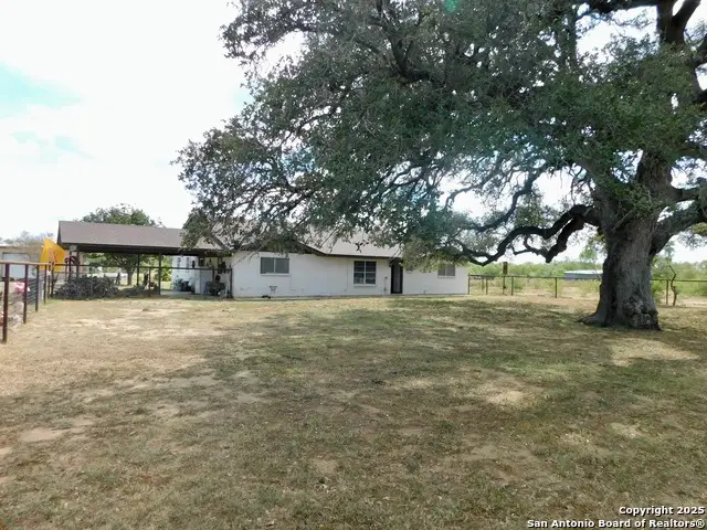 462 County Road 763, Devine, TX 78016 - Image #2