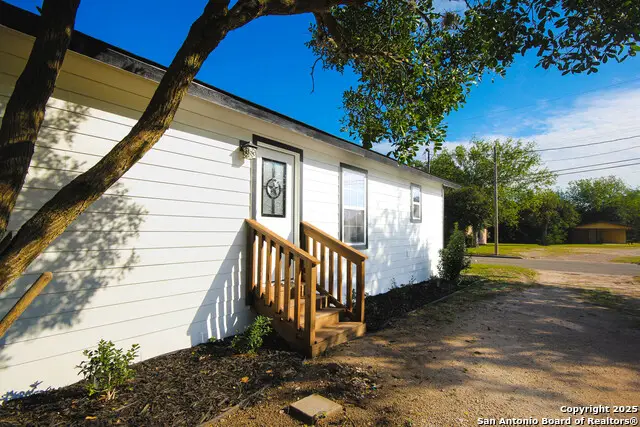 209 N Burke, Beeville, TX 78102 - Image #3