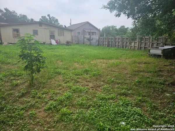 907 Hough, Adkins, TX 78101